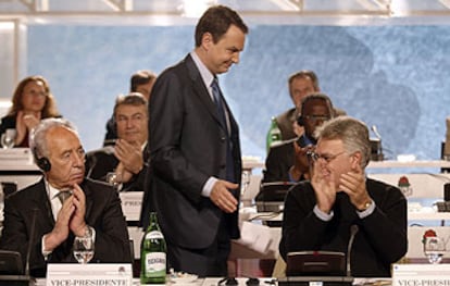 Zapatero, junto a Simon Peres, a la izquierda, y Felipe González, en la reunión de la Internacional Socialista.