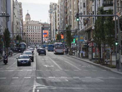 Vista de la Gran Vía de Madrid, en el interior de Madrid Central, este lunes.