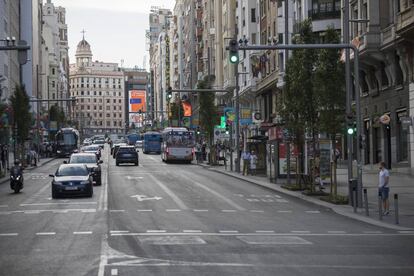 Vista de la Gran Vía de Madrid, en el interior de Madrid Central, este lunes.