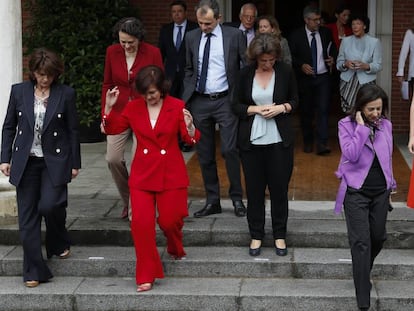 Seis de las ministras del gobierno de Sánchez, durante la primera reunión del Ejecutivo. 