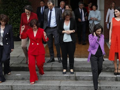 Seis de las ministras del gobierno de Sánchez, durante la primera reunión del Ejecutivo. 