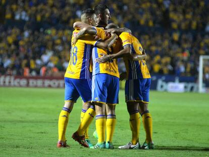 Los jugadores de Tigres celebran su gol