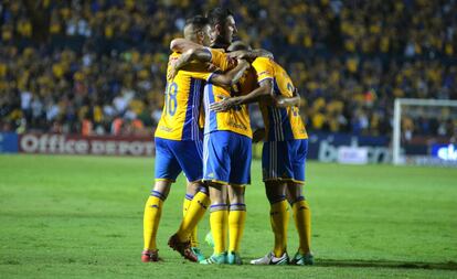 Los jugadores de Tigres celebran su gol