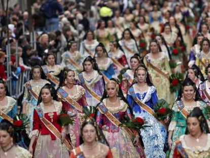 El reglamento fallero es de tal minuciosidad que establece incluso los complementos que visten las falleras en los actos oficiales.