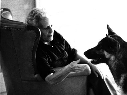 Mercè Rodoreda, amb el seu gos, a Romanyà de la Selva.