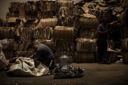 'Cartoneros', como se les conoce a los recicladores en Argentina, trabajan en Buenos Aires, en septiembre de 2022.