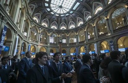 Ambiente en el patio de operaciones de la Bolsa de Madrid