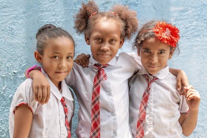 Tre ragazze di Mompox, con le loro uniformi scolastiche.