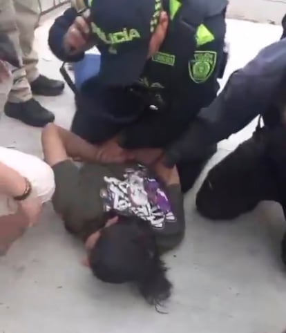 Miembros de la Policía de Colombia arrestando al supuesto atacante contra el senador colombiano Miguel Uribe Turbay este sábado, en Bogotá (Colombia).