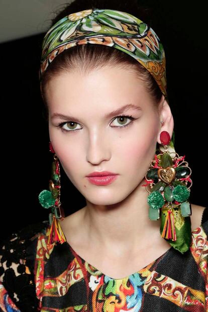 Dolce&Gabbana combina sus labios en tono cereza con una colección llena de colorido inspirada en los paisajes tropicales.