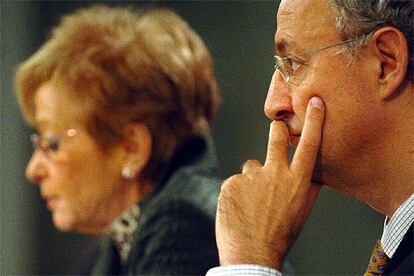 María Teresa Fernández de la Vega, junto al ministro de Trabajo, Jesús Caldera, tras el Consejo de Ministros.