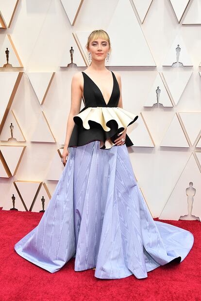 Saoirse Ronan, nominada a mejor actriz por Mujercitas, fue una de las más originales de la noche, vestida de Gucci. 