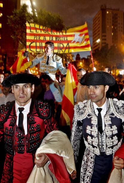 El torero catalán Serafín Marín es sacado a hombros por las calles de Barcelona.