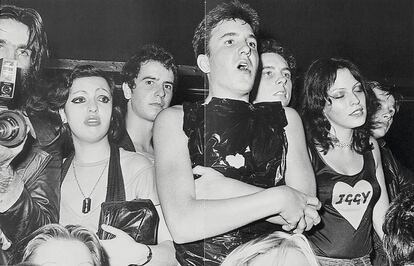 Miembros de The Adverts en el 1976 Punk Special. TV Smith (boca abierta) y Gaye Advert (con camiseta de Iggy).