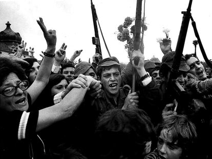 Soldados y civiles celebran el 25 de abril de 1974 la victoria del levantamiento militar que acabó con la dictadura de Marcelo Caetano y abriró el camino hacia la democracia en Portugal.
