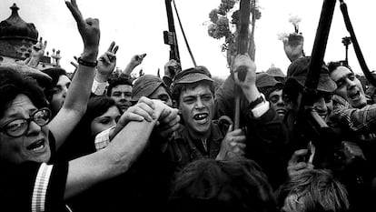 Soldados y civiles celebran la victoria del levantamiento militar, el 25 de abril de 1974.