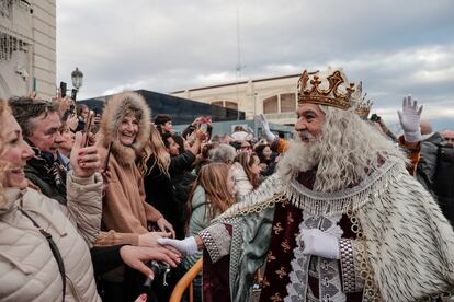 El Rey Melchor saluda a los niños y padres que se han acercado  hasta el puerto de Valencia, este viernes, para ver llegar a los reyes.