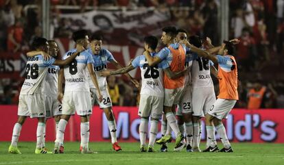 Los jugadores del Racing celebran el triunfo en el clásico de Avellaneda.