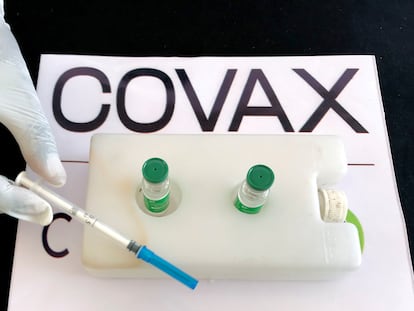 Una enfermera se prepara para administrar la vacuna AstraZeneca suministrada por Covax en el Hospital General Eka Kotebe en Addis Abeba, Etiopía el 13 de marzo de 2021.