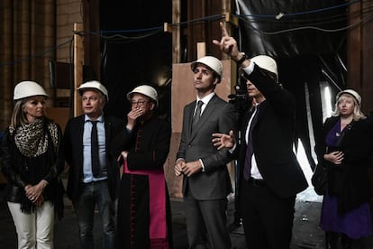 El primer ministro canadiense, Justin Trudeau (centro); el ministro francés de Cultura, Franck Riester (segundo por la derecha); el rector de la Catedral de Notre Dame, Patrick Chauvet (tercero por la izquierda), y el arquitecto jefe de Notre Dame, Philippe Villeneuve (segundo por la izquierda), visitan la catedral de Notre Dame.