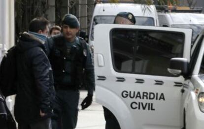 Uno de los detenidos durante el registro.