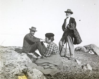 Francisco Giner de los Ríos, de pie, hacia el año 1900, en Torrelodones, en compañía de Manuel Bartolomé Cossío y su mujer Carmen López Cortón.