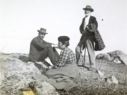 Francisco Giner de los Ríos, de pie, hacia el año 1900, en Torrelodones, en compañía de Manuel Bartolomé Cossío y su mujer Carmen López Cortón.
