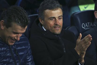 El entrenador del FC Barcelona, Luis Enrique, habla con su ayudante, Unzué.