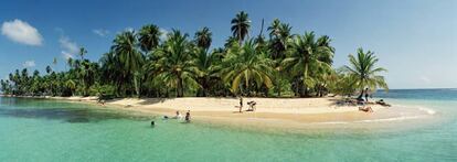 Turistas en una isla inhabitada cerca de Playón Chico, en el archipiélago de San Blas (Panamá).