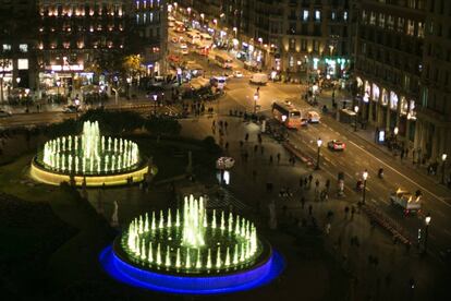 Les fonts de la plaça Catalunya, encara il·luminades de groc dimecres.