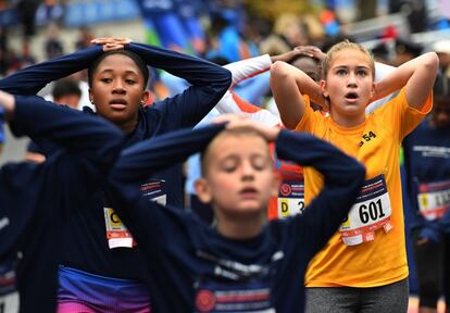 Niños tras cruzar la línea de meta en la carrera infantil del Maratón de Nueva York, el 5 de noviembre de 2017.