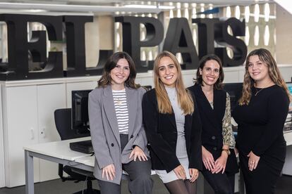 María Sánchez, Elena Blázquez, Raquel Martínez y Aitana Regueiro, el equipo de EL PAÍS+, el la redacción del diario.