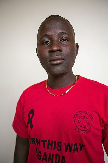 Robert representa la mirada valiente de homosexuales ugandeses. Arriesgan su vida por mostrar su rostro y su orientación sexual. En estos momentos se tramita una ley que condenaría a muerte a quienes mantengan relaciones con personas del mismo sexo.
