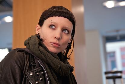 Mara se ha sometido a un drástico cambio de imagen para encarnar a Salander. De dulce y pálida rubia,  ha mutado en la belleza dura y andrógina de la heroína de Larsson.