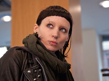 Mara se ha sometido a un drástico cambio de imagen para encarnar a Salander. De dulce y pálida rubia, ha mutado en la belleza dura y andrógina de la heroína de Larsson.