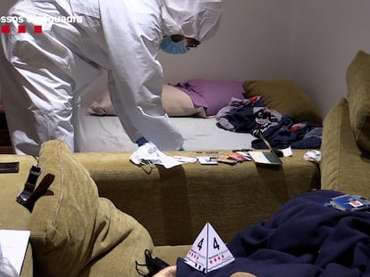 Un agente de la Policía Científica inspeccionando el domicilio del presunto autor de la violación de Igualada (Barcelona).