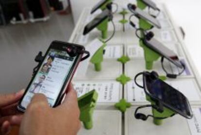 Un usuario con un smartphone de HTC.