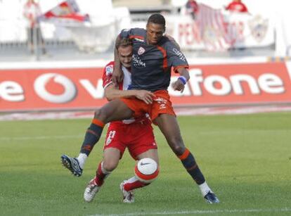 Carlos García y Dady pelean por un balón