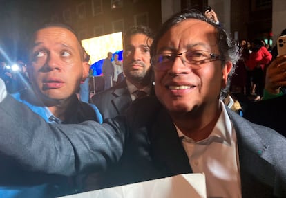 Gustavo Petro se acerca a la multitud frente al Queens Borough Hall después de hablar con la comunidad colombiana.