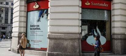 Fachada de una oficina de Banco Santander