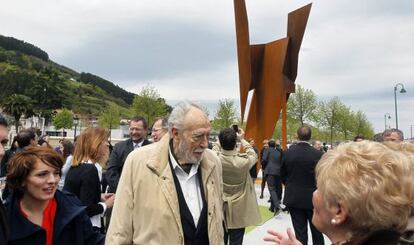 Nestor Basterretxea, delante de su escultura ‘Agonía de fuego’, que fue inaugurada en Gernika.