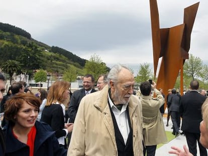 Nestor Basterretxea, delante de su escultura ‘Agonía de fuego’, que fue inaugurada en Gernika.