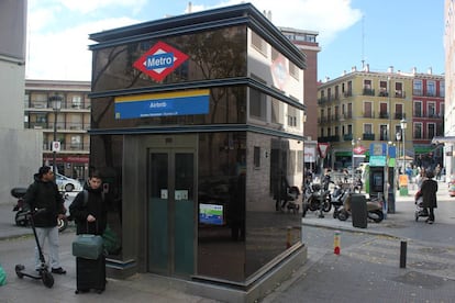 Un turista usa la estación de metro Airbnd, esta mañana.