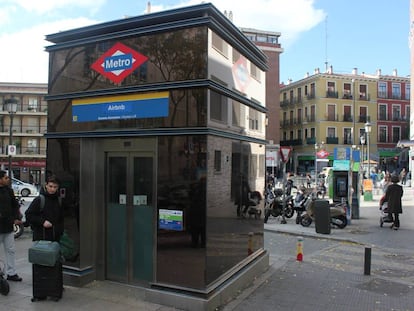 Un turista usa la estación de metro Airbnd, esta mañana.