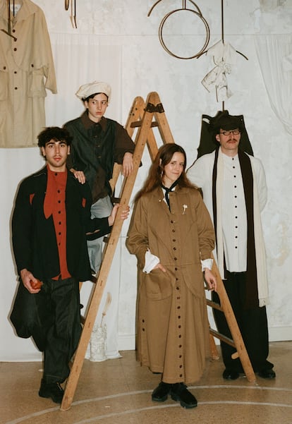 La diseñadora posa rodeada de su equipo: Rita Oliveras, Rodrigo Fernández y Kevin Kohler. Todos visten modelos de los capítulos II, III, V y VI.