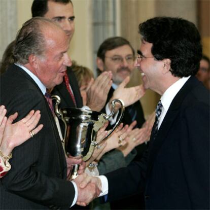 El rey Juan Carlos entrega el Premio Nacional a las Artes y las Ciencias aplicadas al Deporte al arquitecto Santiago Calatrava.