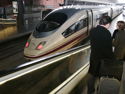 Usuarios del AVE de Renfe, en la estación de Atocha de Madrid.