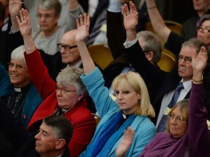 Miembros del s&iacute;nodo de la Iglesia de Inglaterra votan a mano alzada sobre la ordenaci&oacute;n de mujeres obispo, en Londres.