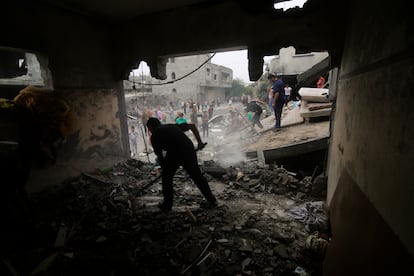 Civiles retiran cascotes de los edificios afectados por un bombardeo israelí en Rafah, en la franja de Gaza, este lunes. 
