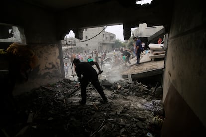 Civiles retiran cascotes de los edificios afectados por un bombardeo israelí en Rafah, en la franja de Gaza, este lunes.